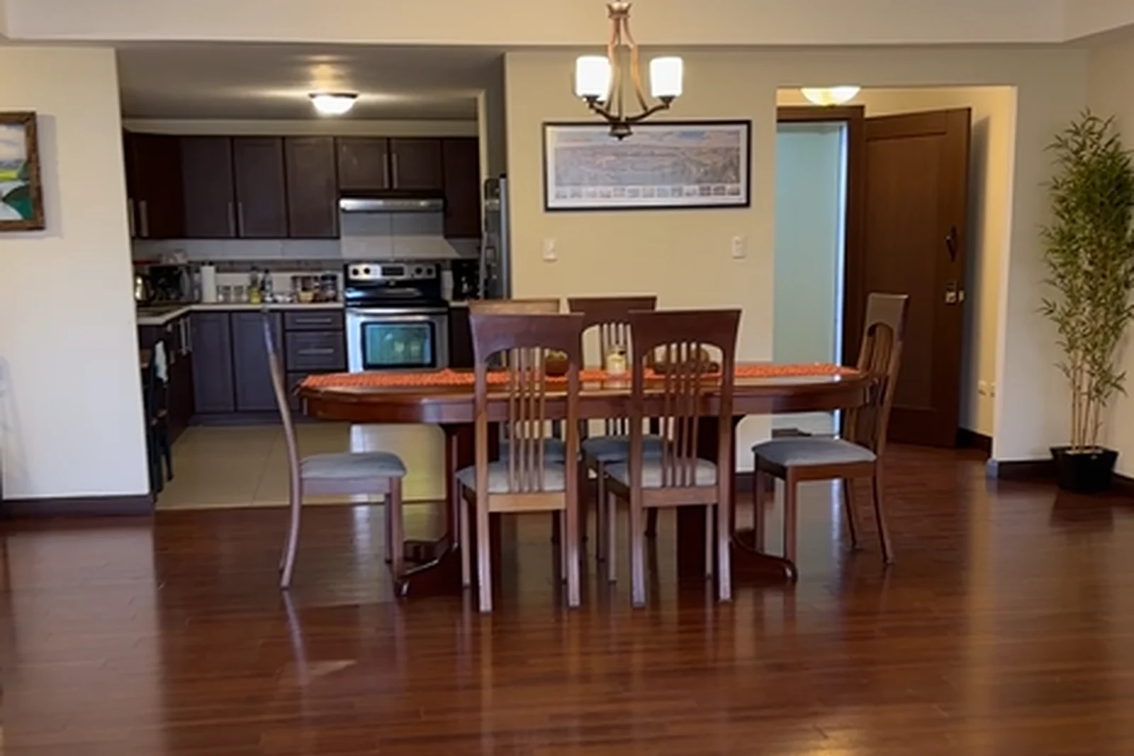 Apartamento de Lujo con Jardín Privado Cerca de Interplaza